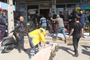 Antalya‘da, siyasi parti broşürü bırakmak isteyenler ile iş yeri sahibi