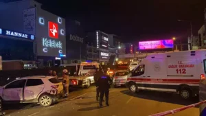 İzmir‘in Çiğli ilçesinde cadde üzerinde sol şeritte hasarlı kaza yapan