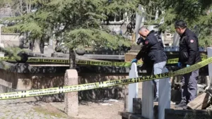 Kayseri‘nin Talas ilçesinde mezarlıktaki kaldırımda 4 aylık cenin bulundu. Talas