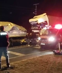 Konya‘nın Akşehir ilçesinde yağmur nedeniyle kayganlaşan yolda 4 TIR’ın karıştığı