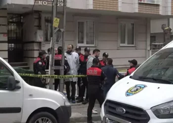 3 çocuğunun annesini çocuklarının gözü önünde öldürdü