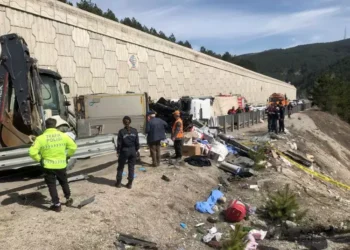 TIR, otomobilin üzerine devrildi: 4 ölü, 3 yaralı