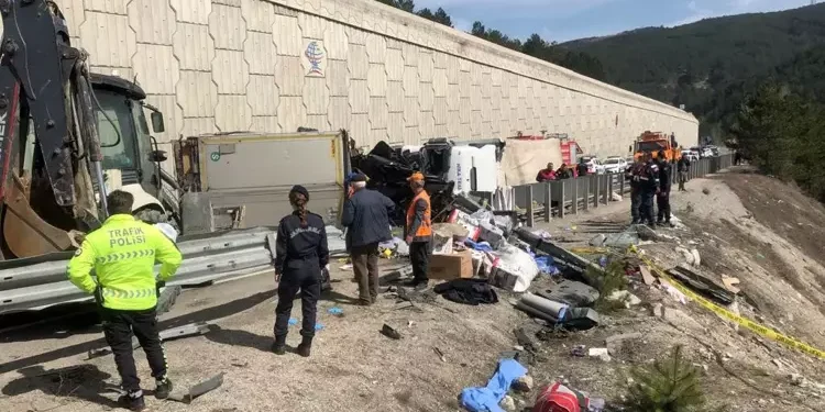TIR, otomobilin üzerine devrildi: 4 ölü, 3 yaralı