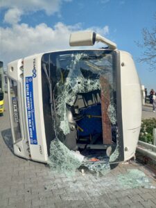 Aydın’ın Efeler İlçesinde Adnan Menderes Üniversitesine yolcu taşımacılığı yapan şehir içi Halk Otobüsü, varyantta virajı alamayarak devrildi. Kazada 2’si ağır 27 kişi yaralandı.