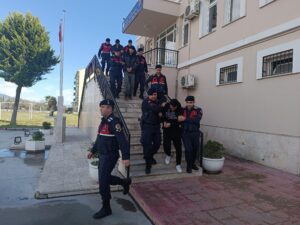 Aydın’ın Nazilli ilçesinde yasa dışı yollarla elde ettikleri paraları, öğrencilere