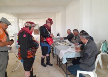 Efe kıyafetlerle oy kullandılar