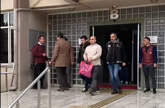 18 yıl cezayla aranıyordu, polisi görünce birinci kattan atladı