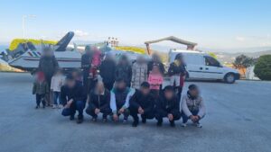 Aydın’ın Kuşadası İlçesinde jandarmanın çalışması sonucu 24 kaçak göçmen ile