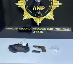 Aydın’ın Efeler İlçesinde polisin yaptığı operasyonda evde uyuşturucu ve tabancayla yakalanan 2 şüpheli işlemlerinin ardından tutuklandı.