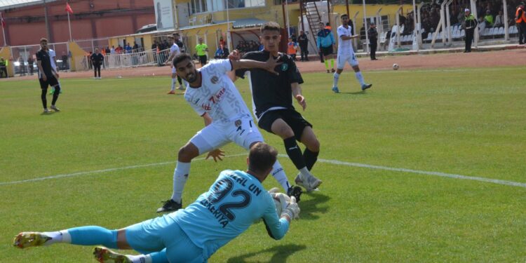 Efeler 09, evinde Turgutluspor 2-3 boyun eğdi