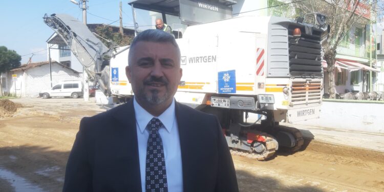 Gökmen, koltuğa oturmadan hizmet getiriyor