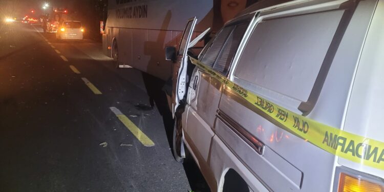 Aydın’da minibüs park halindeki otobüse çarptı: 1 ölü