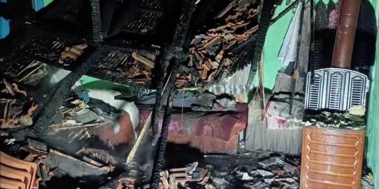 Acarlar’da yangın evi küle çevirdi