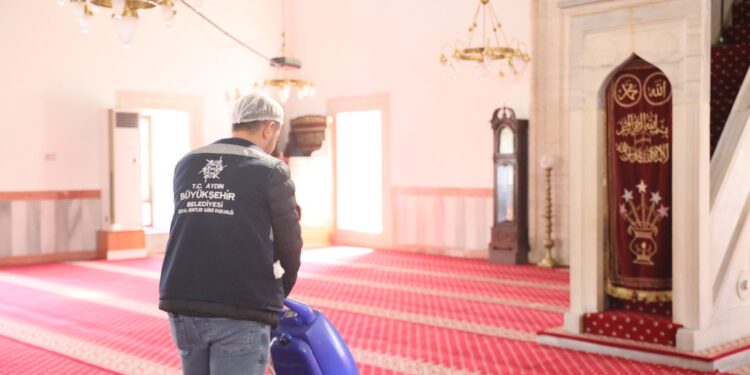 Büyükşehir camileri pırıl pırıl yaptı