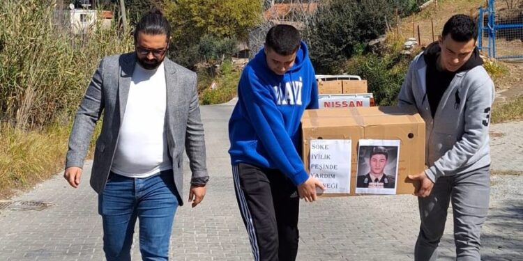 ‘Söke İyilik Peşinde’ 35 aileye Ramazan kolisi dağıttı