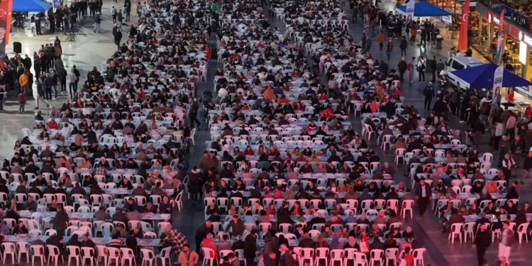Aydınlılar iftar sofralarında buluşuyor