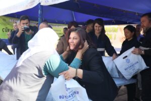 İncirliova’da Çerçioğlu ve Gökmen birlikte fidan dağıttı