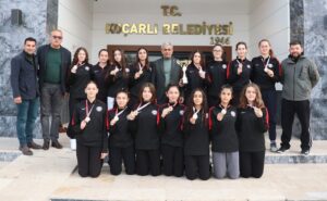 Koçarlı Belediyespor Küçük Kızlar Voleybol takımı kazandıkları Aydın il birinciliği
