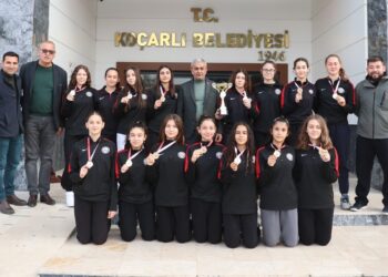 Şampiyon voleybolcular sevinçlerini Başkan Kaplan’la paylaştı