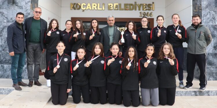 Şampiyon voleybolcular sevinçlerini Başkan Kaplan’la paylaştı
