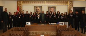 Şampiyon voleybolcular sevinçlerini Başkan Kaplan’la paylaştı