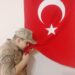 Yere düşen bayrağı öperek alan öğrenciye anlamlı ödül