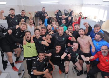 Efeler geriye düştüğü maçı 3-1 kazandı