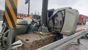 Kütahya’nın Gediz ilçesinde, yağış nedeniyle kontrolden çıkan otomobilin elektrik direğine