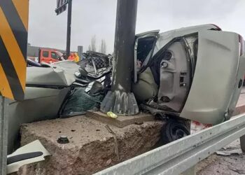 Elektrik direğine çarpan otomobilin sürücüsü öldü