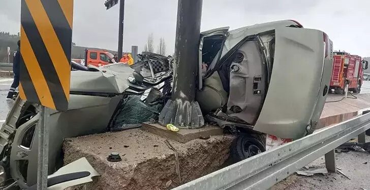 Elektrik direğine çarpan otomobilin sürücüsü öldü