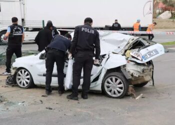 Otomobil karşı şeride geçerek 2 araca çarptı: 2 ölü, 3 yaralı