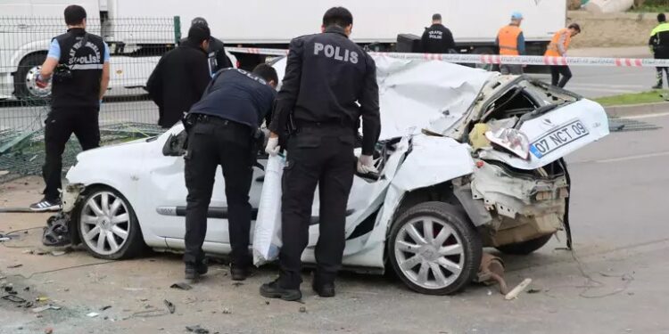 Otomobil karşı şeride geçerek 2 araca çarptı: 2 ölü, 3 yaralı