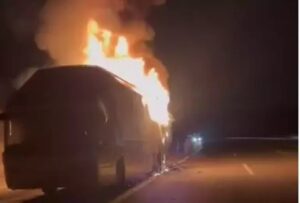 Ankara‘da yolcu otobüsü seyir halindeyken alev aldı. Yolcuların hızla tahliye