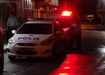 Evinde bıçaklanmış halde bulundu; kaldırıldığı hastanede öldü