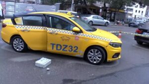 Kadıköy‘de taksicilik yapan Osman Eker aracının lastiğinin patlaması nedeniyle 3