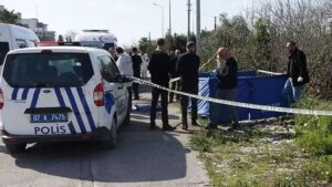 Antalya‘da Ahmet Üresin, bisikletiyle yem almaya giderken çalılıkta otların arasında