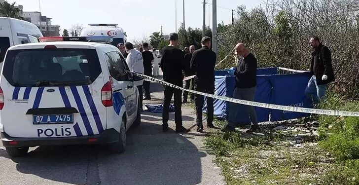 Bisikletiyle giderken çalılıkta kadın cesedi buldu