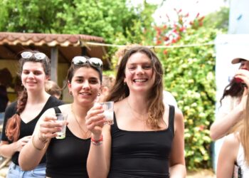 İncirliova Üniversite öğrencilerini deve çiftliğinde ağırladı