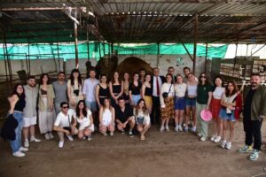 İncirliova Üniversite öğrencilerini deve çiftliğinde ağırladı