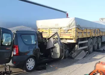 Hafif ticari araç, TIR'ın altına girdi: 3 ölü, 1 ağır yaralı