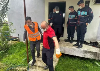 Anne ile oğlu evde, baba otomobilinde yanmış olarak ölü bulundu