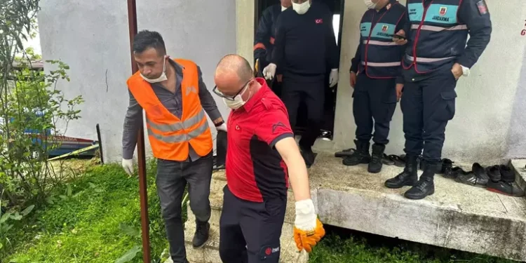 Anne ile oğlu evde, baba otomobilinde yanmış olarak ölü bulundu