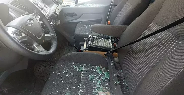 CHP'nin aracına taşlı, bıçaklı saldırı