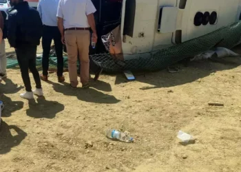 Servis midibüsü ile otomobil çarpıştı: 29 yaralı