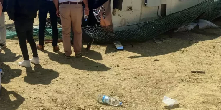 Servis midibüsü ile otomobil çarpıştı: 29 yaralı