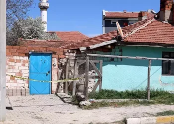 Eski eşinin kocasını ve annesini tüfekle vurdu