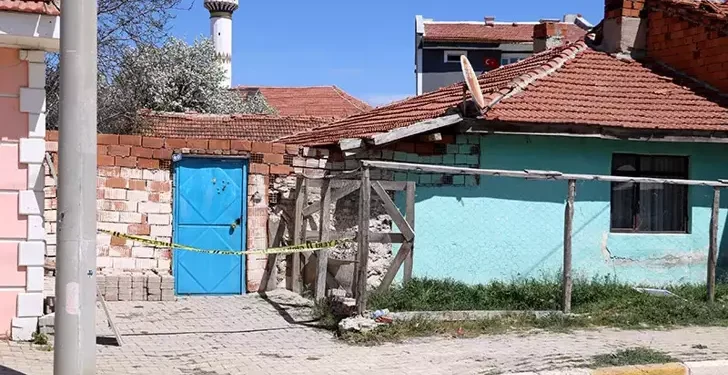 Eski eşinin kocasını ve annesini tüfekle vurdu
