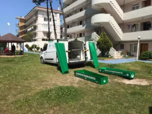 Sakarya‘da, yazlık sitedeki daireden gelen kötü koku ve camlardaki sineklerden