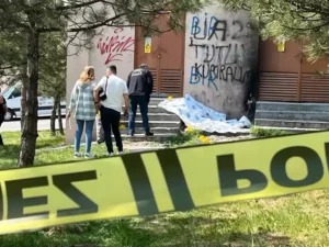 Edirne‘de Berşan Aksak (22), boşanma aşamasındaki eşi Petek Aksak’ı (22),