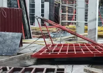 İşçilerin üzerine çelik kalıp devrildi; 1 ölü, 1 yaralı
